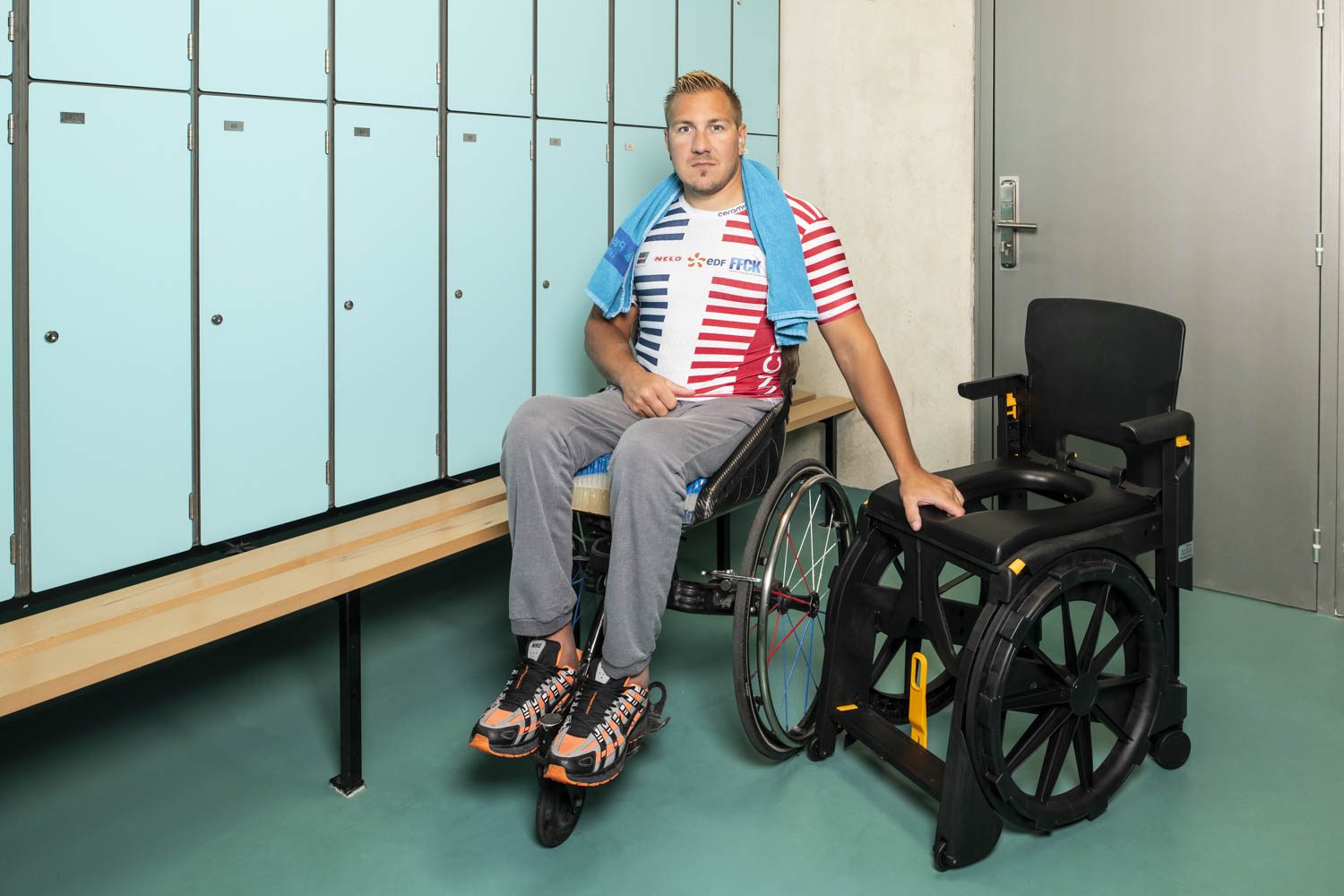 Le champion olympique Rémy Boullé est dans un vestiaire et s'apprête à se transférer sur son fauteuil de douche WheelAble