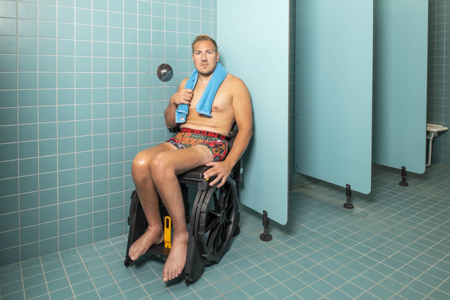 Le sportif olympique Rémy Boullé utilise le fauteuil WheelAble dans une douche publique
