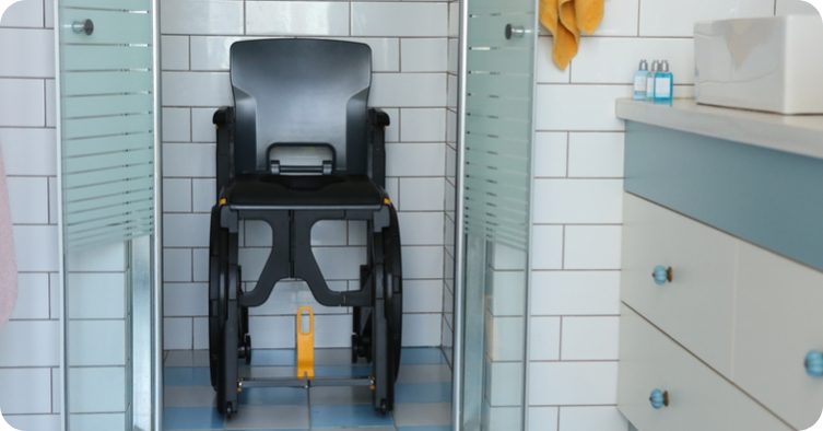 Photo du fauteuil WheelAble dans une cabine de douche.
