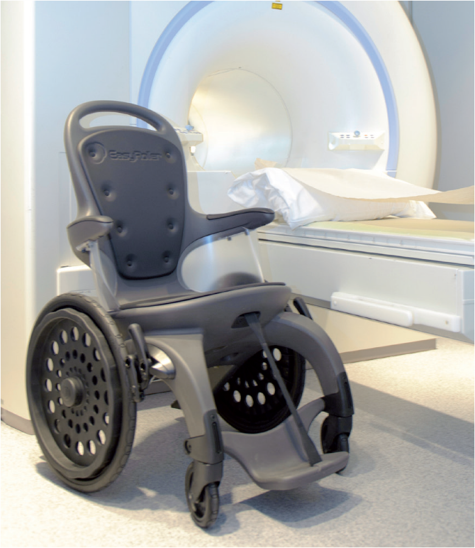 Un fauteuil sans pièce métallique est mis à côté d'une machine IRM