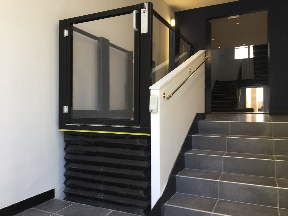 Plateforme élévatrice verticale Hermès XL pour permettre aux PMR d'accéder au niveau de l'ascenseur dans un immeuble d'habitation