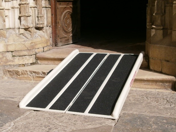 Une rampe d'accès portefeuille est posée sur la marche d'entrée d'une église