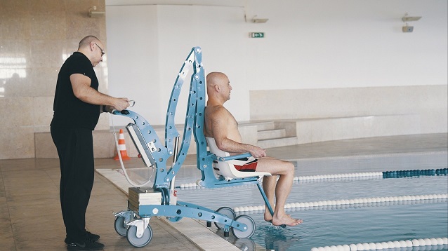 L'EcoPool est un élévateur PMR pour piscine qui permet aux personnes en situation de handicap d'accéder au bassin.