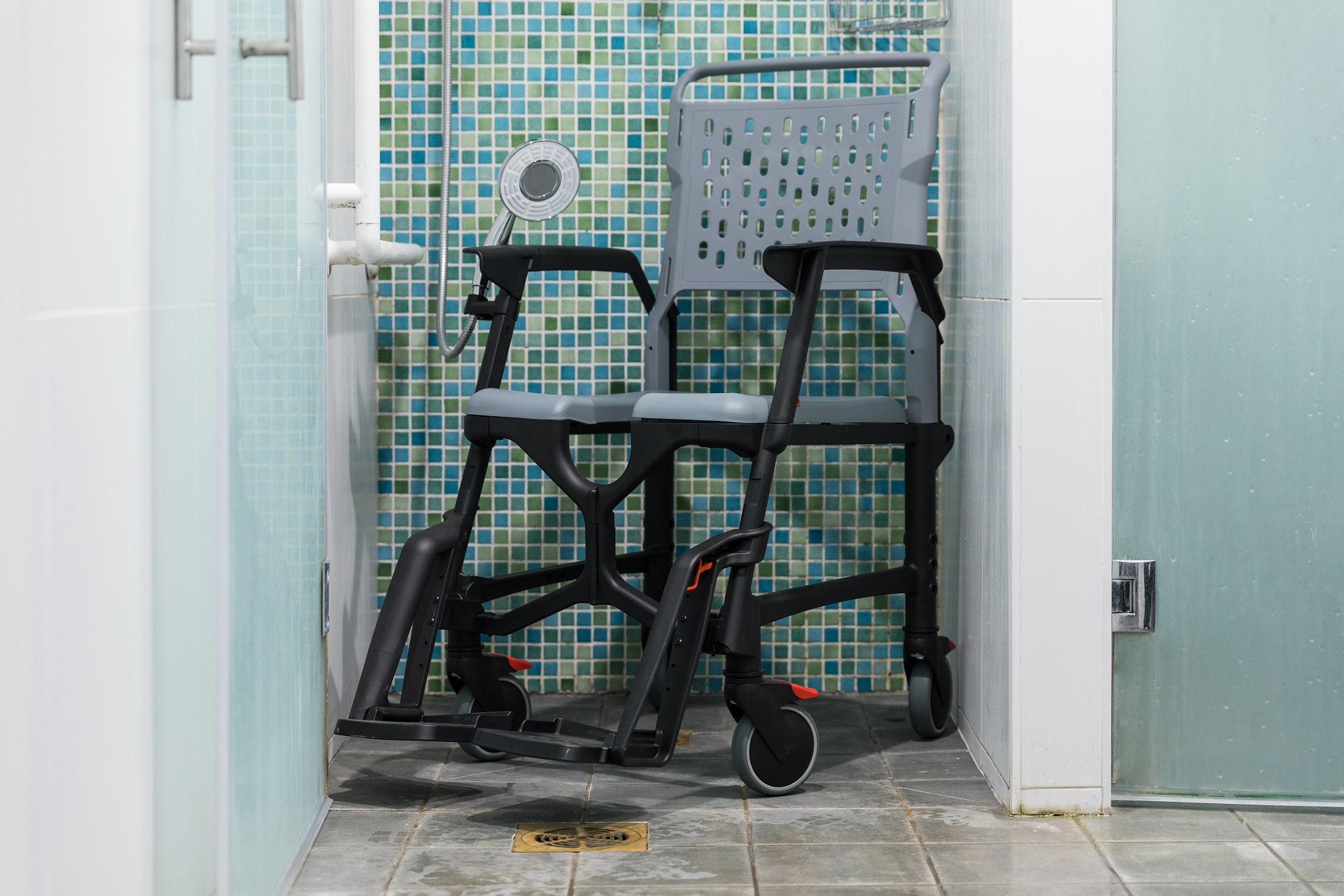 Fauteuil de douche et toilette pour PMR BathMobile. Il permet d'accéder facilement aux commodités. 