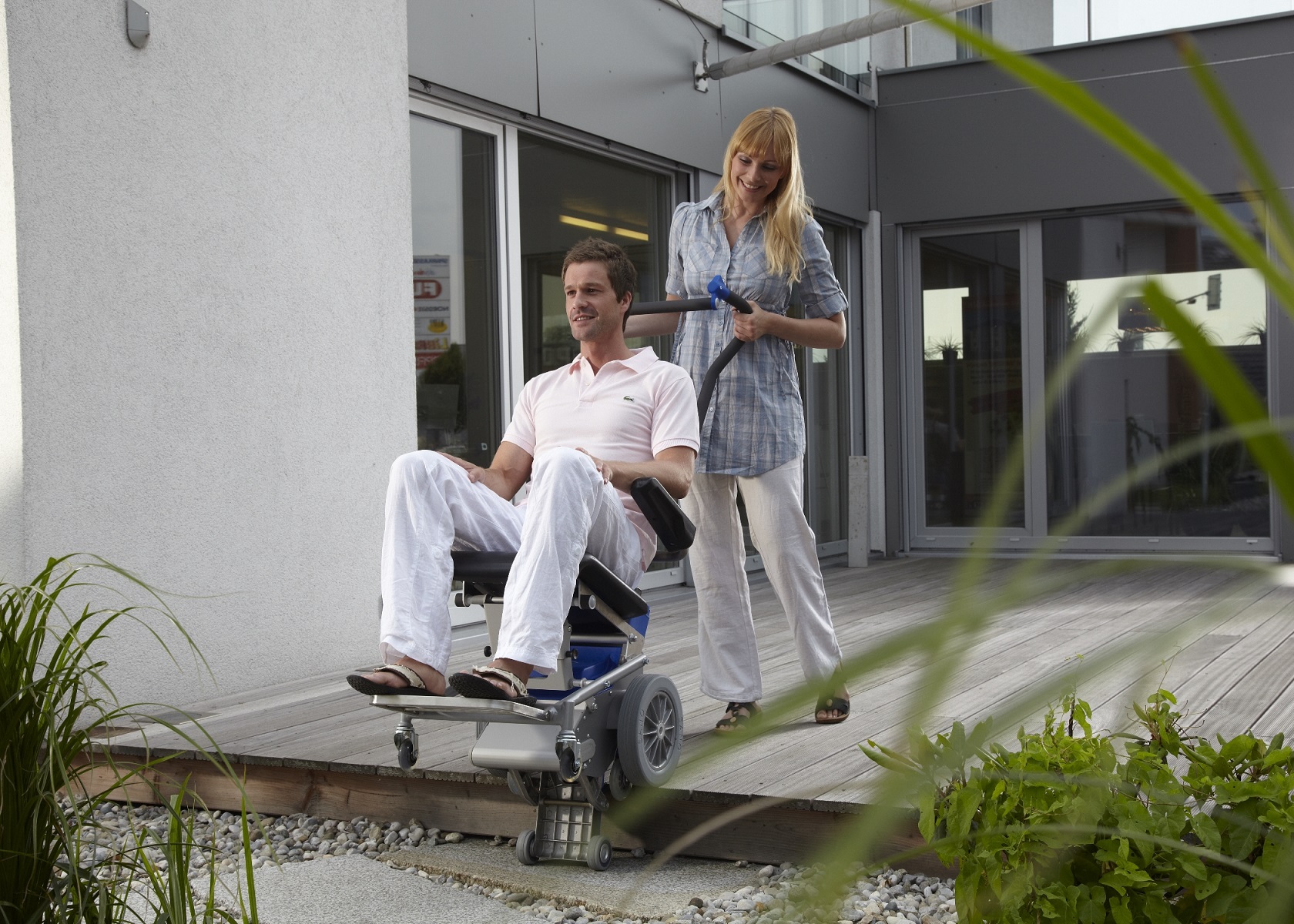 Une personne à mobilité réduite franchit les marches extérieures de son domicile grâce au monte-escaliers autonome Liftkar PT Outdoor.