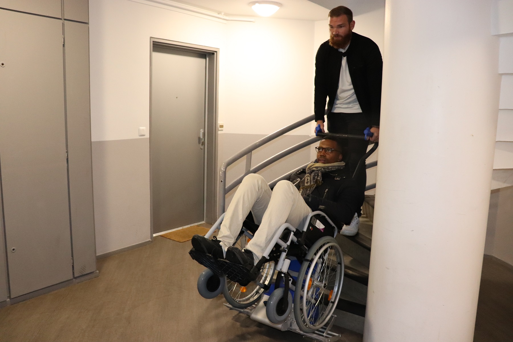 Le monte-escaliers autonome Liftkar PTU permet à un utilisateur en fauteuil roulant de franchir les étages d'un immeuble.