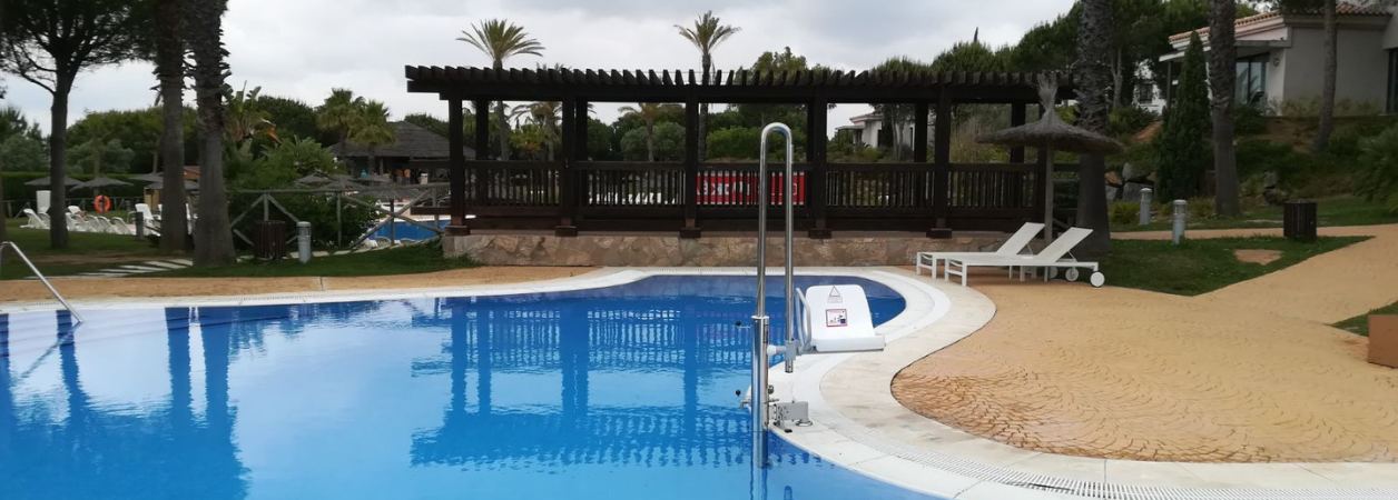 Elévateur pour piscine permettant aux personnes à mobilité réduite d'accéder aux bassins enterrés en toute autonomie.