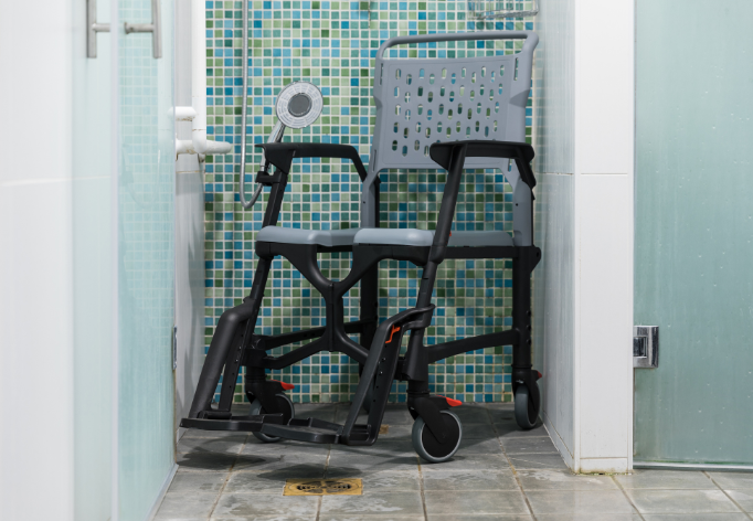 Fauteuil de douche et toilette pour PMR BathMobile. Il permet d'accéder facilement aux commodités.