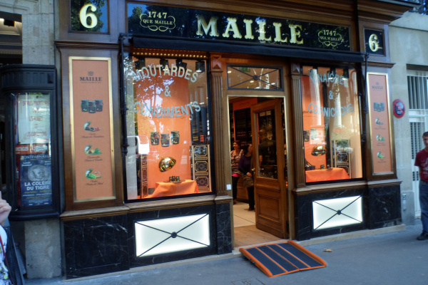 Une Shop Ramp New donne accès à l'entrée d'une boutique Maille.