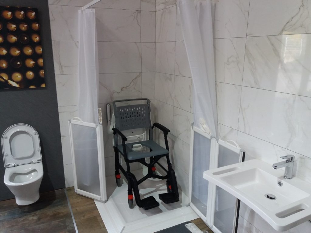 photo du fauteuil de douche et toilettes Bathmobile 4 roues.
 