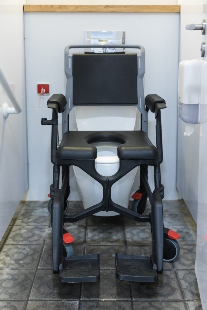 photo du fauteuil de douche et toilettes Bathmobile 4 roues.
