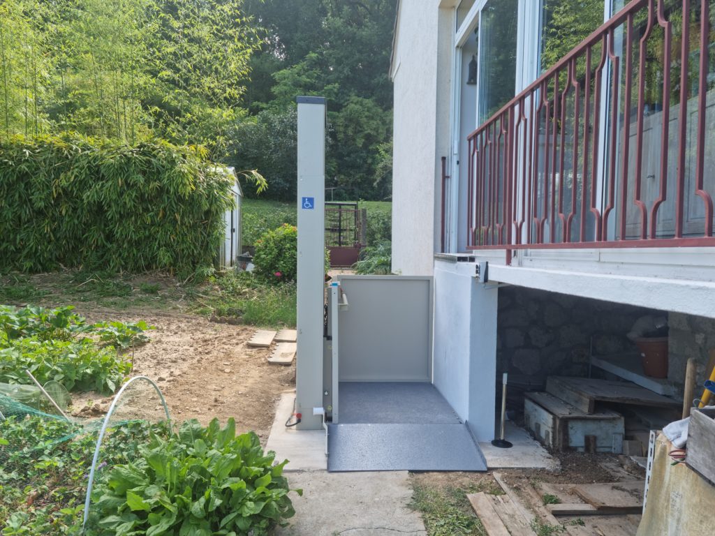 plateforme élévatrice pour l'accessibilité dans une maison.