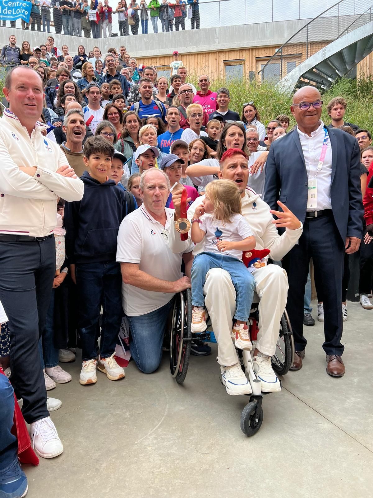 Le  président d'Axsol en compagnie de Rémy Boullé , champion Paralympique,  dans la foule célébrant la médaille de bronze