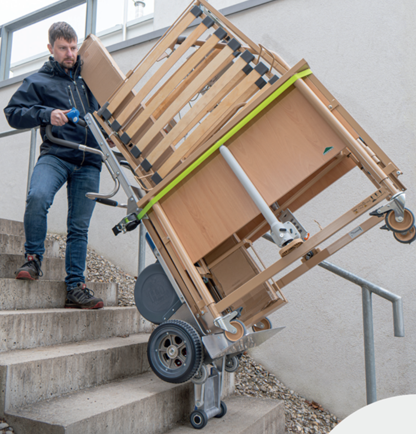 HD-Uni utilisé par un technicien sur des escaliers pour déplacer du matériel médical.