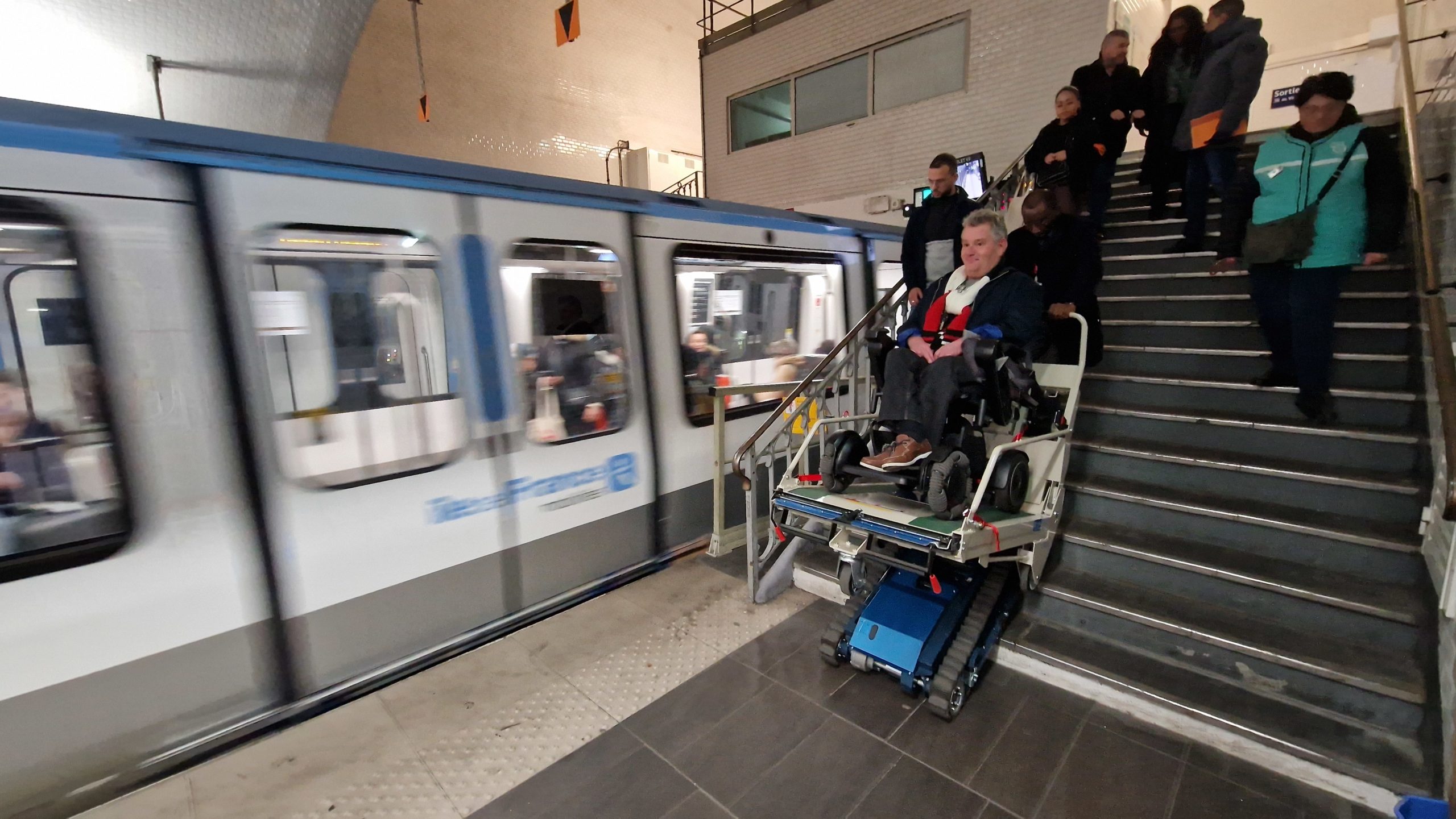 Utilisation de l'Atlas 230 avec des membres de l'équipe de la RATP.