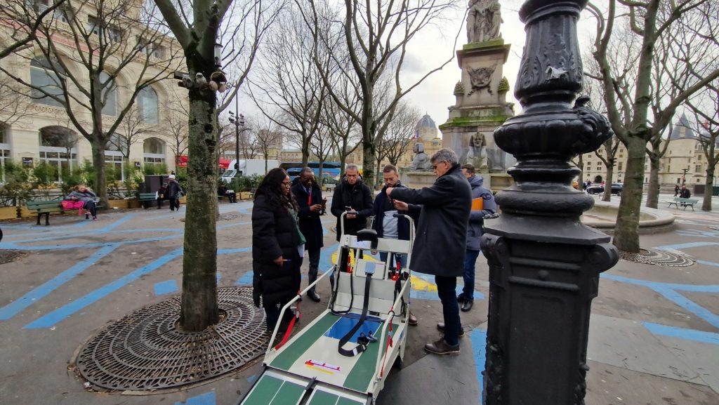 Présentation de l'Atlas 230 à des membres de l'équipe de la RATP avant son utilisation.