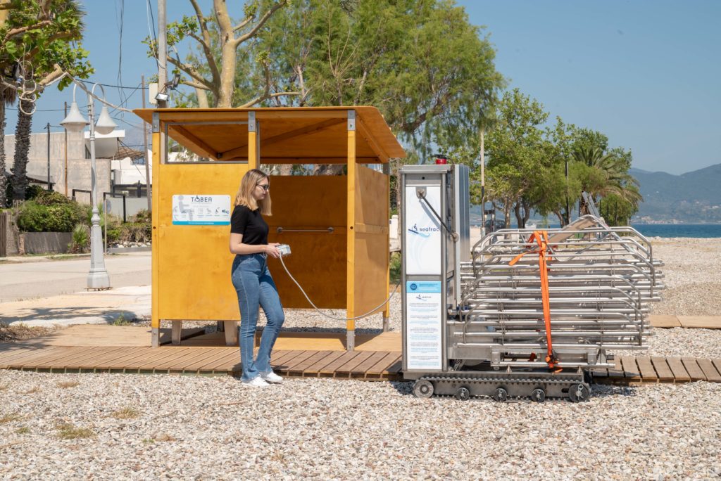 Seatrac Mover en cours d'installation sur une plage. 