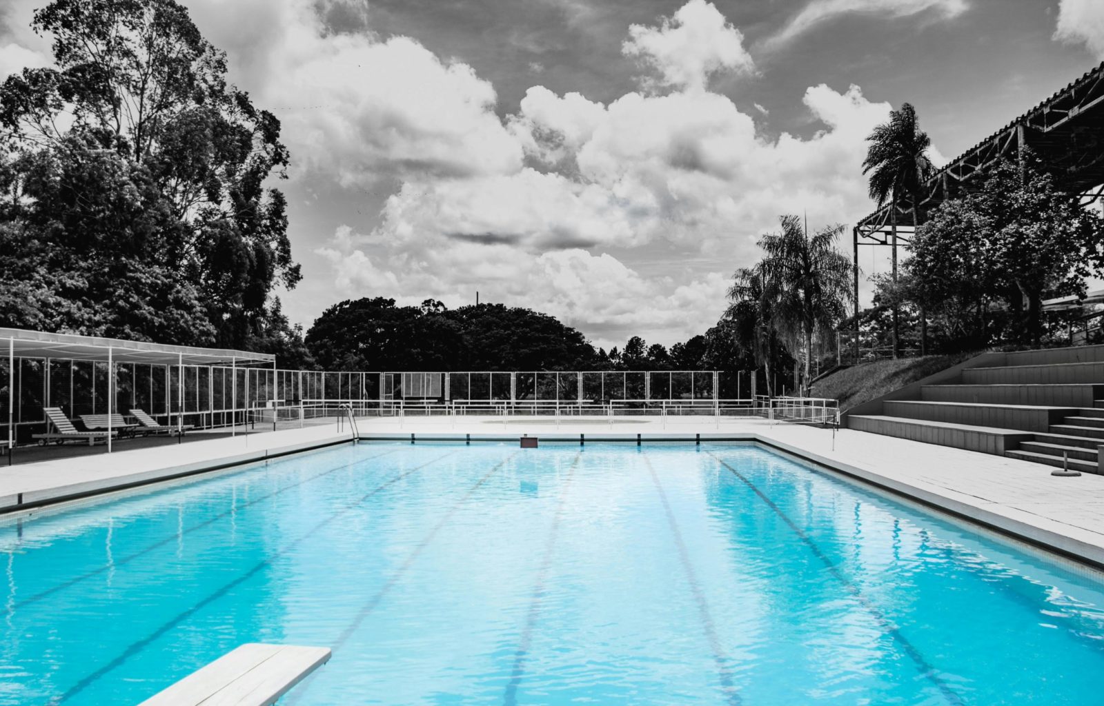 Piscine publique dans un hôtel.