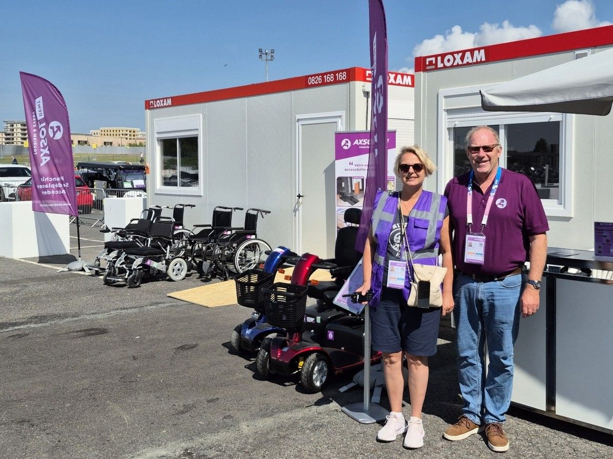 CEO d'Axsol et directrice d'Action handicap France devant le point accessibilité du Bourget.