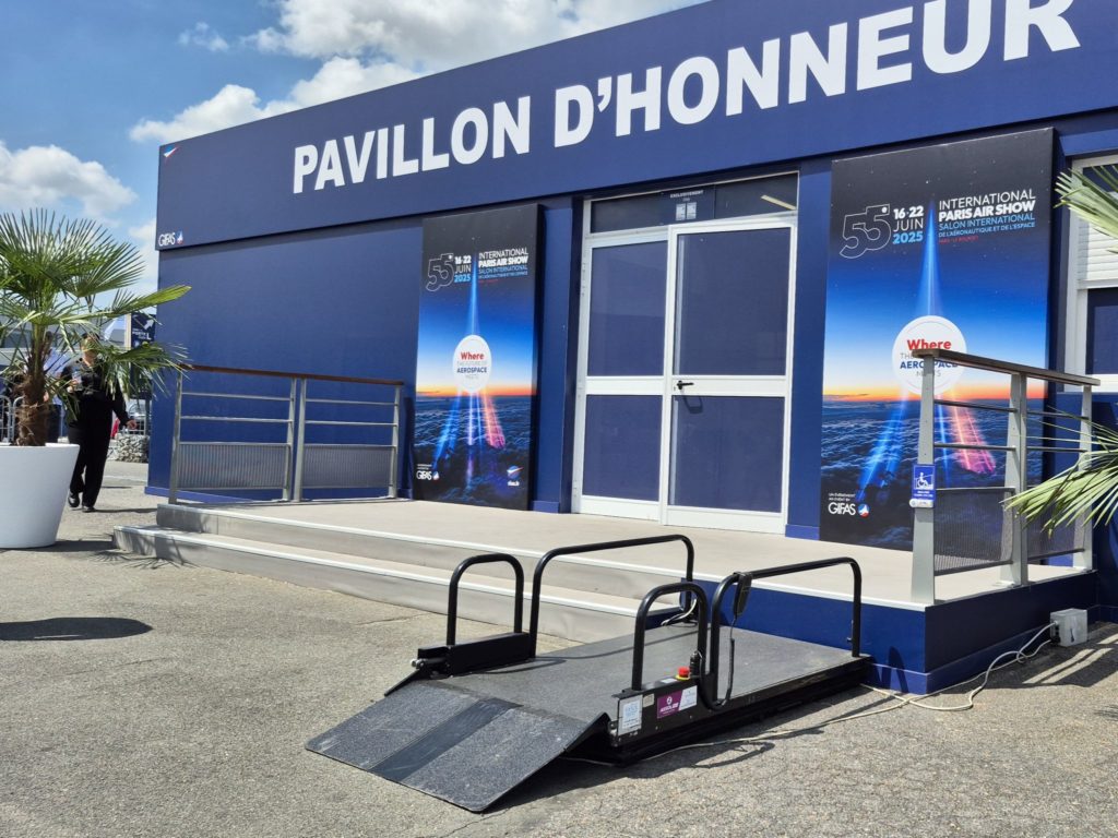 Plateforme élévatrice installée au pavillon d'honneur du salon du Bourget.