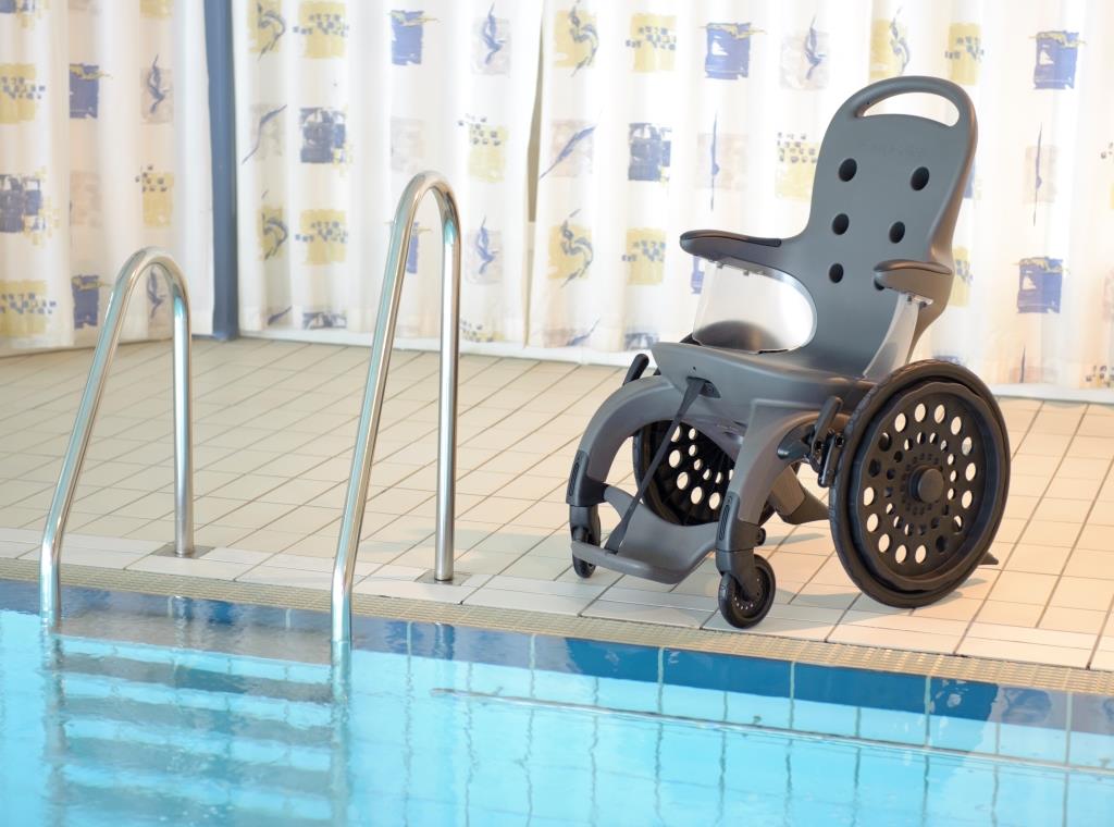 Le fauteuil EasyRoller piscine permet aux personnes à mobilité réduite de se déplacer en toute sécxurité