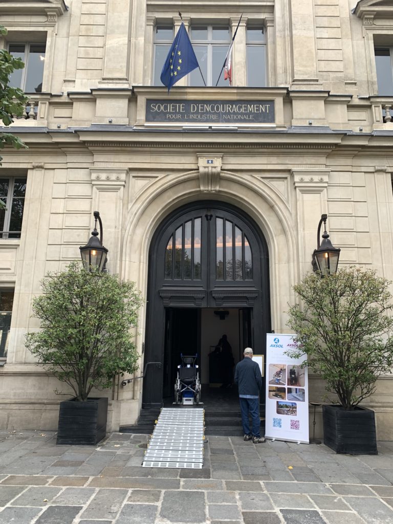 Roll-up et carillon d'appel pour l'accessibilité de l'entrée.