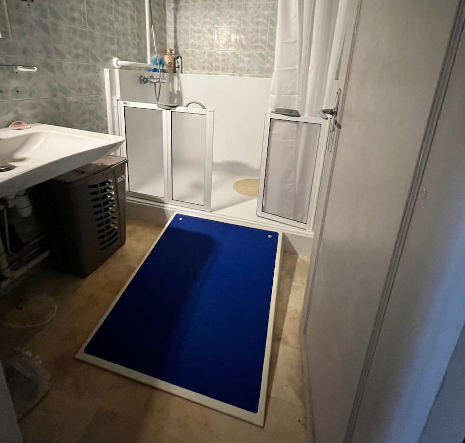 rampe salle de bain installée dans une douche.