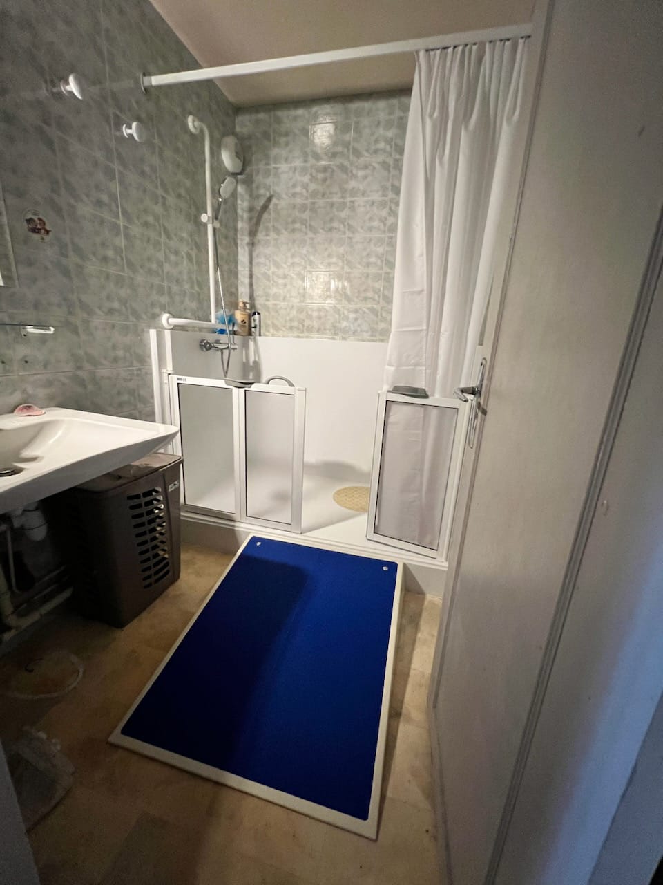 rampe salle de bain installée dans une douche.