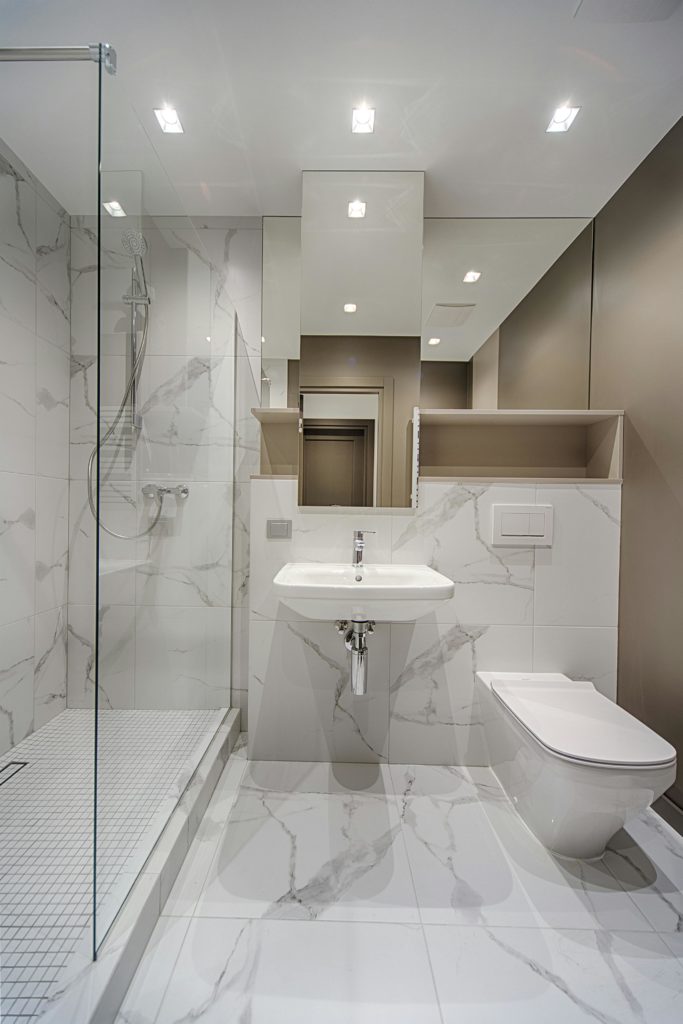 Douche avec lavabo et toilettes.