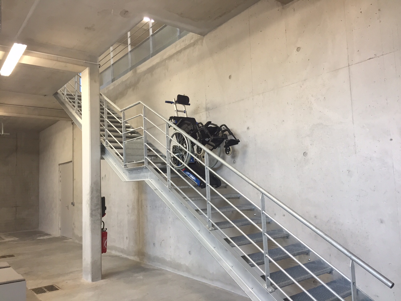 escalier-avec-garde-corps-et-ptr