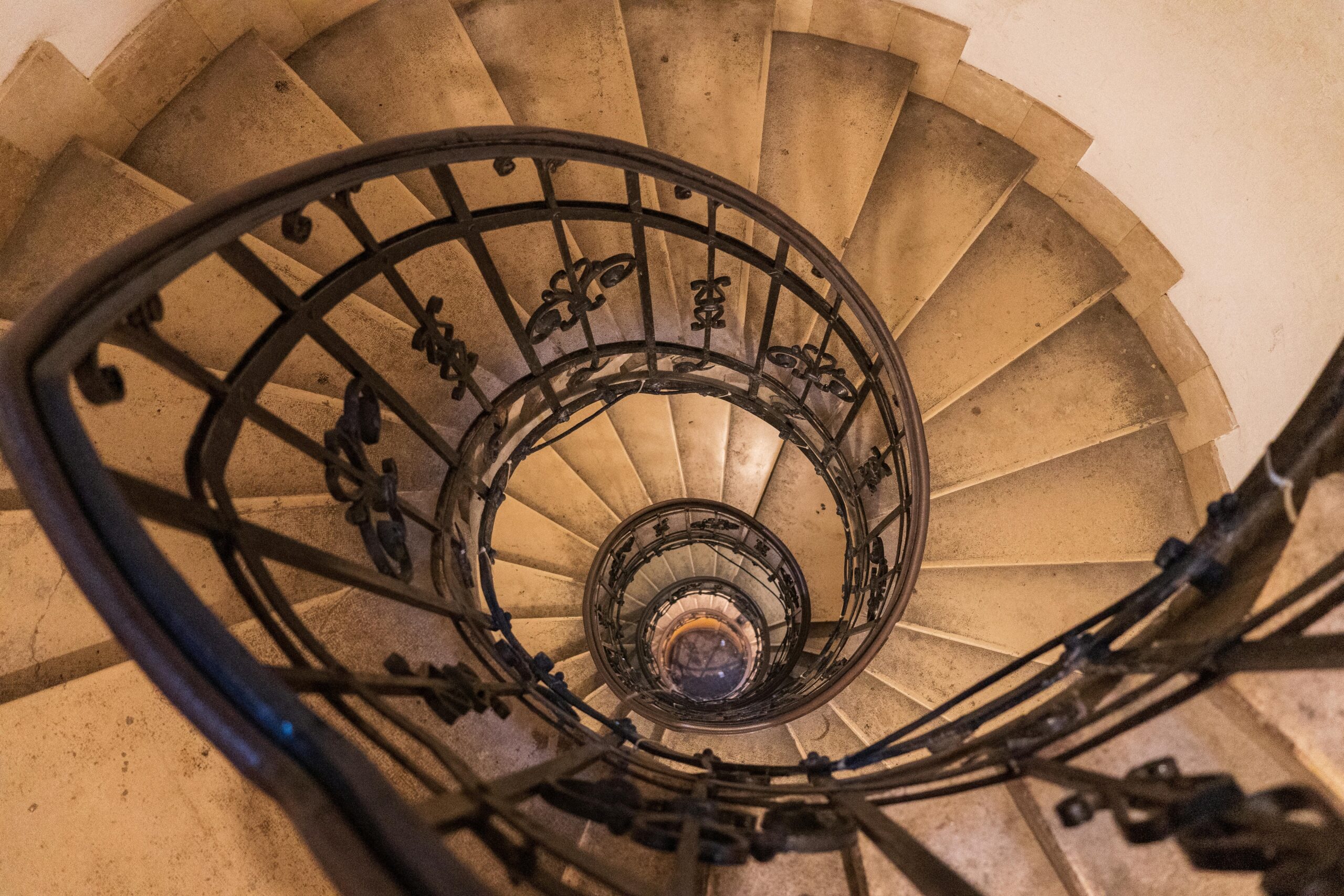 Comment monter un escalier en colimaçon avec un fauteuil roulant ?