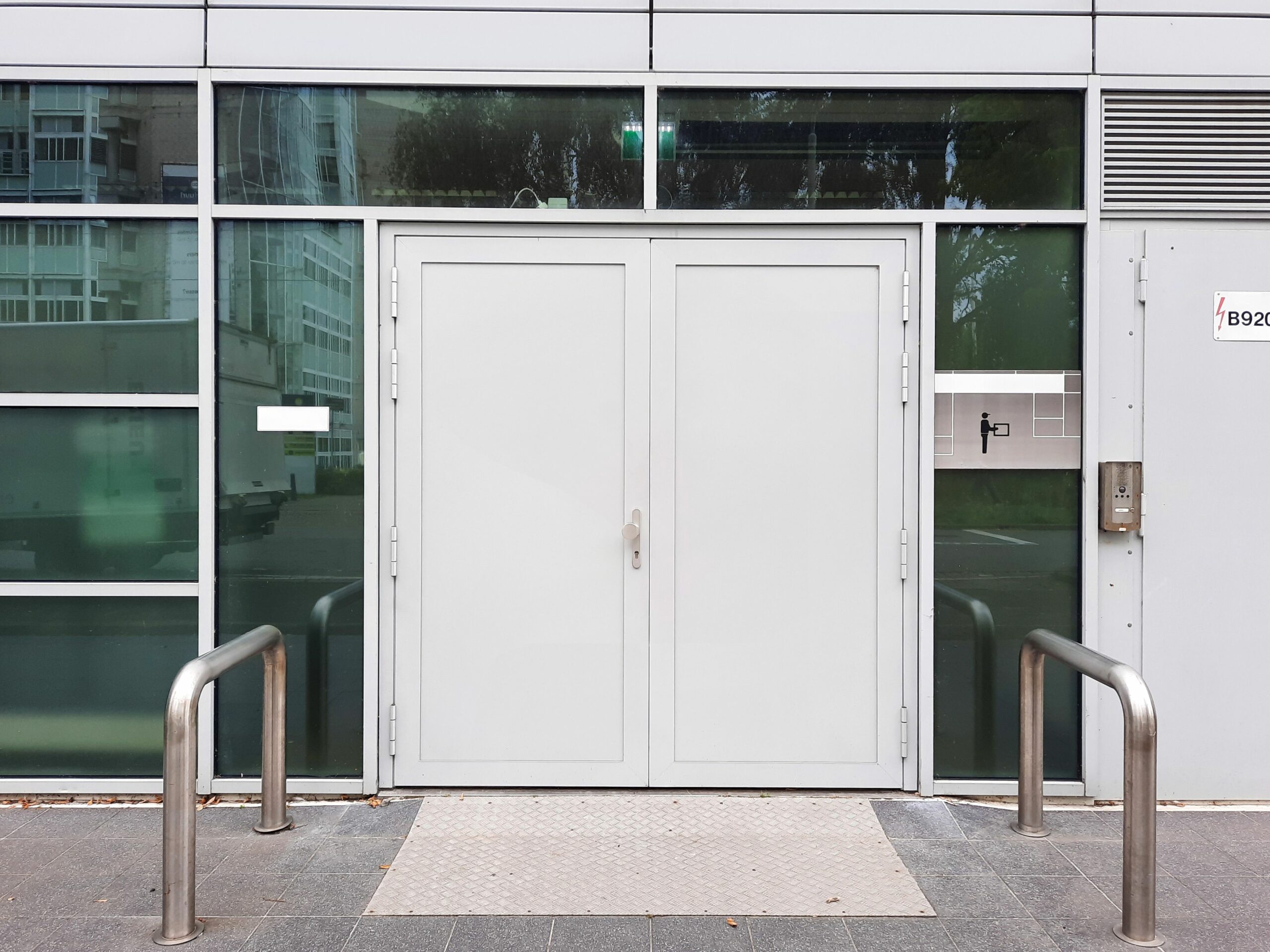 Quel espace prévoir devant une porte pour permettre le passage d’un fauteuil roulant ?