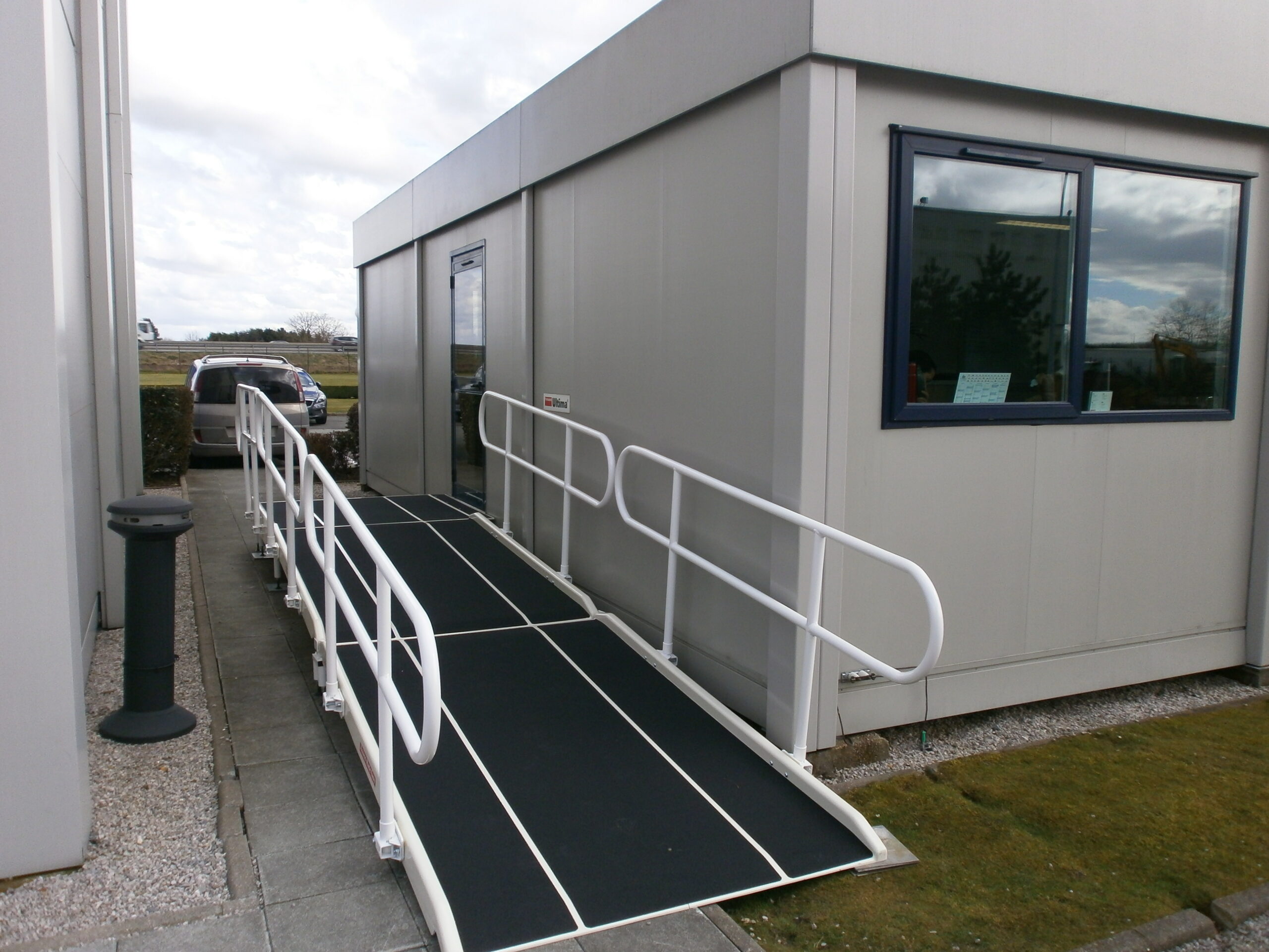 rampe-pmr-a-escaliers-bungalow-chantier